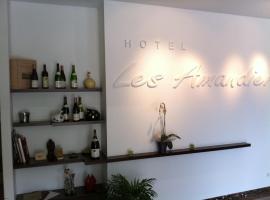 투르농쉬르론에 위치한 호텔 Hotel Les Amandiers