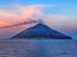 스트롬볼리에 위치한 호텔 Stromboli Suite Apartment with Terrace Volcano & Sea view