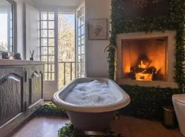 Sintra WOW - Unique double Smart Room in 17th century Palace! Hot tub, Snooker, BBQ, PS5, Sauna, Gym