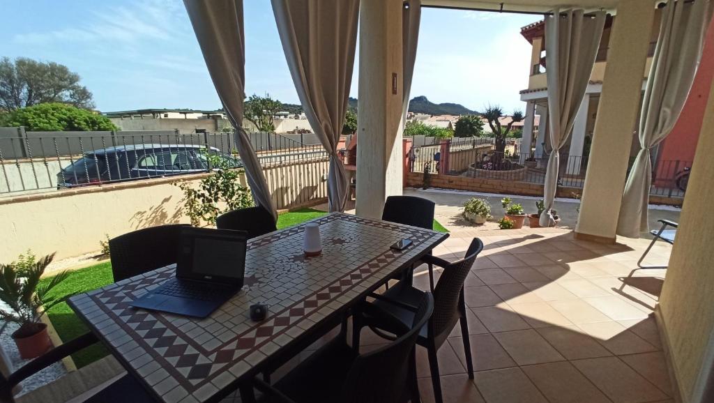Casa Leon a Villasimius - Spazioso Appartamento con Giardino