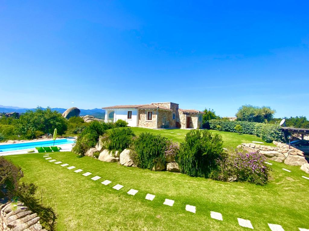 Art Villa a San Teodoro - Lussuosa Villa con Piscina