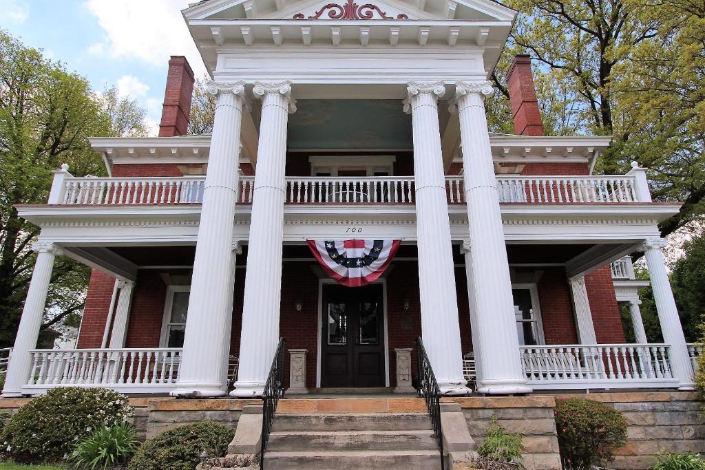South Broadway Manor B&B - Near Fallingwater, Ohiopyle State Park, Hiking & Biking trails GAP - Hizvo