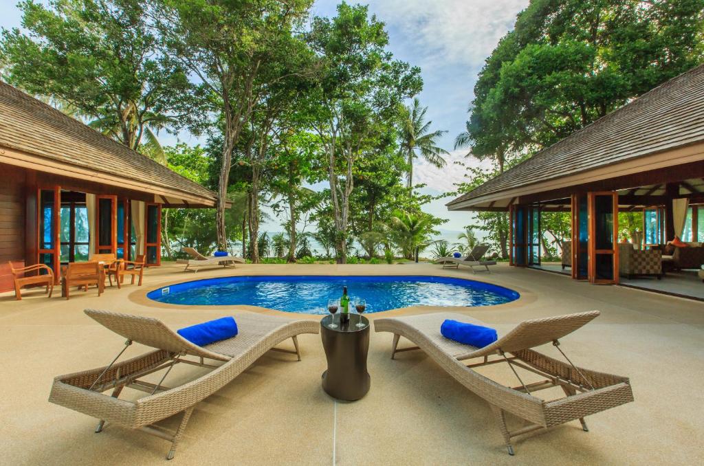 Koh Jum Beach Villas 