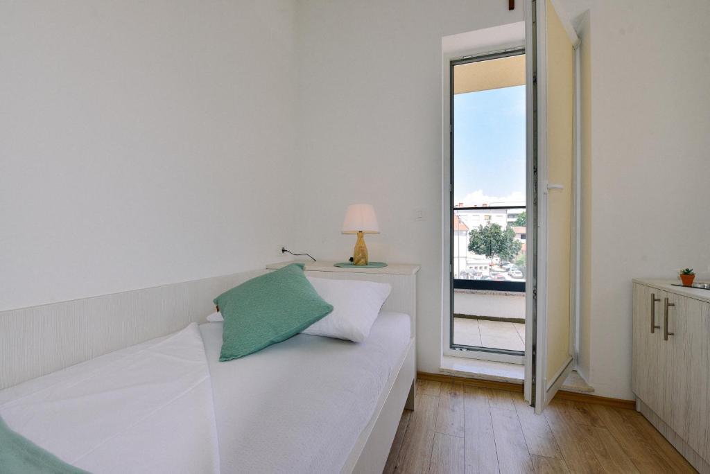 Hotel Dompes - Single Room With Balcony