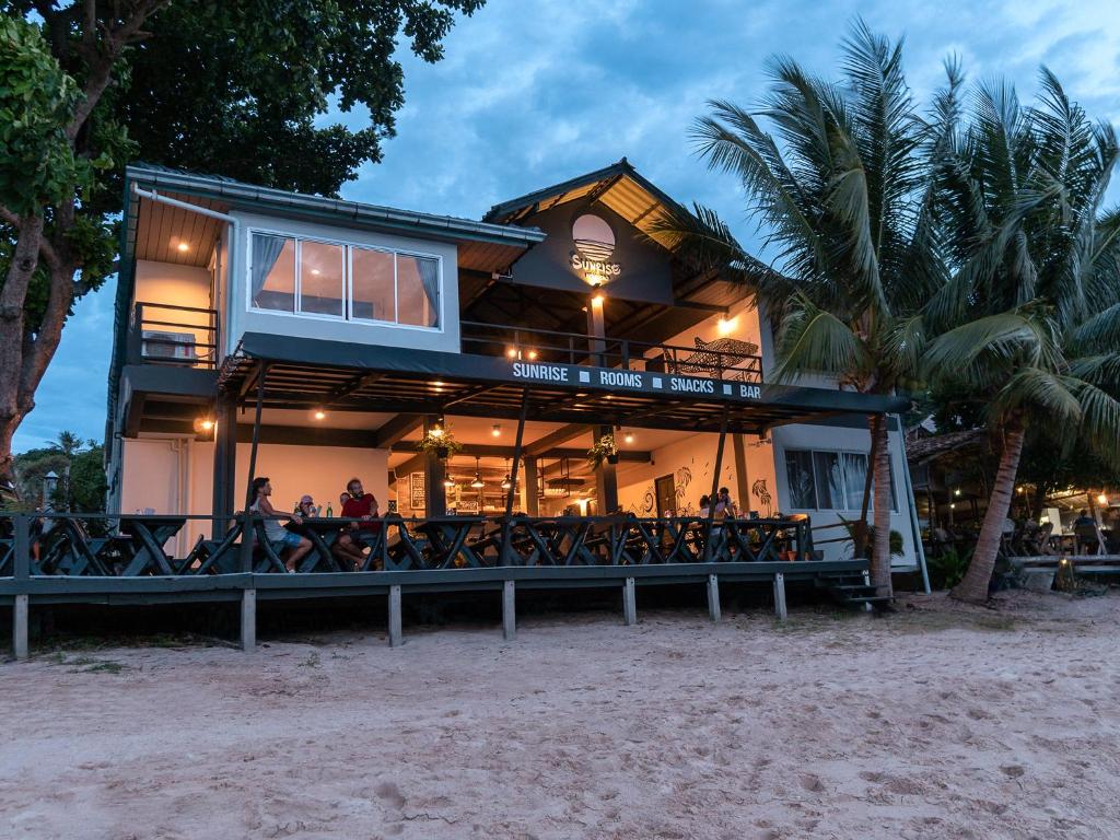 Sunrise Koh Tao - Housity