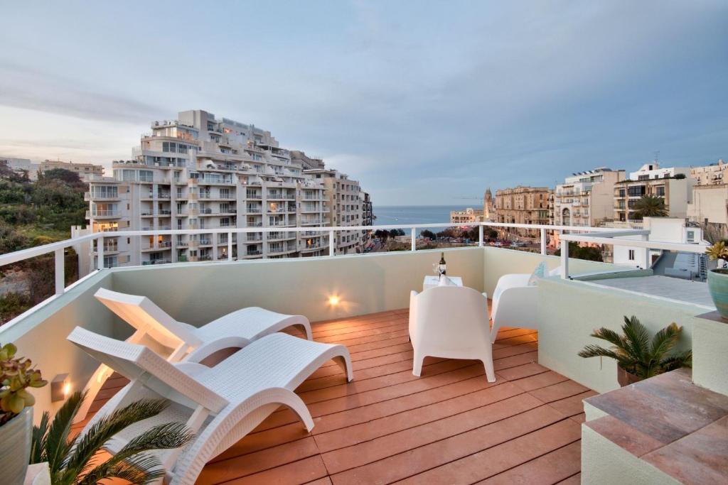 Balluta Bay Beach house with Seaviews