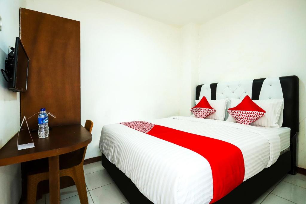 Kamar penginapan di hotel murah OYO 1582 Bungo Guest House Jambi.