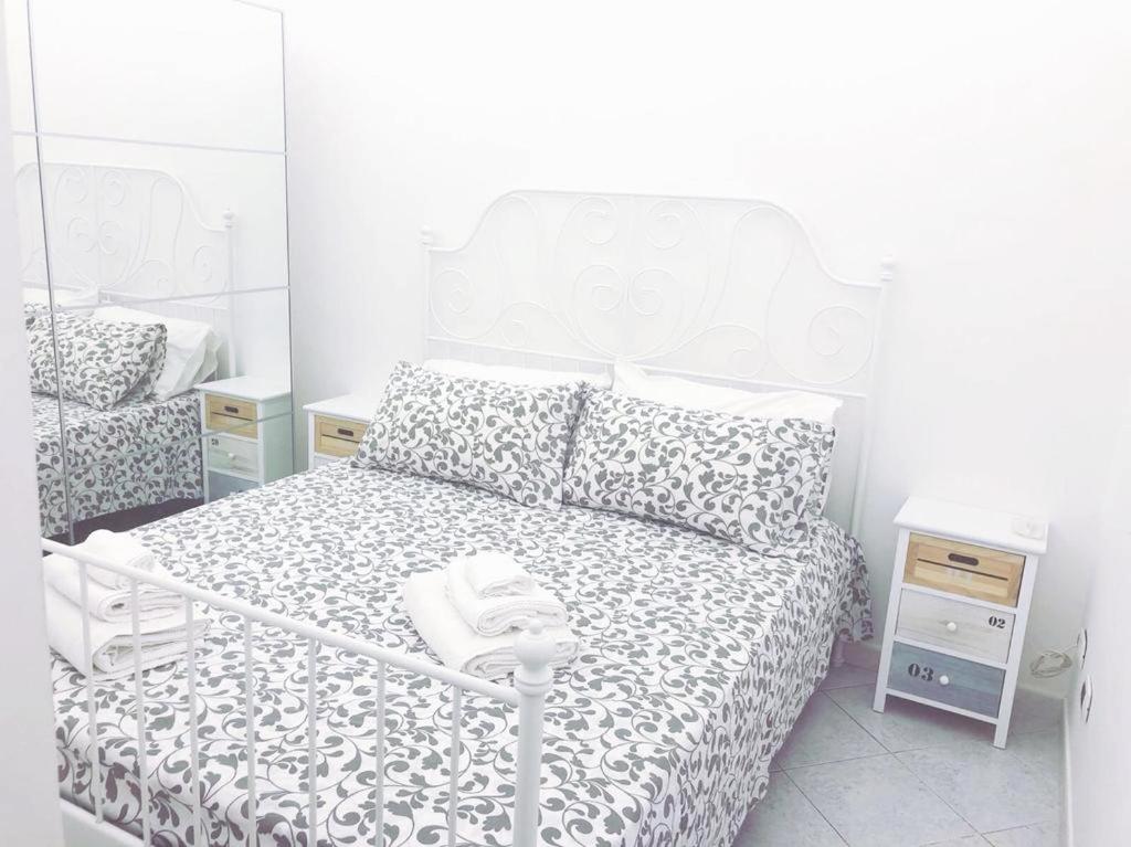 One bedroom appartement with balcony and wifi at Napoli