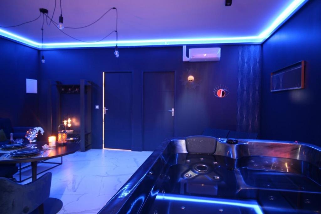 Suite Blue Jacuzzi - Housity