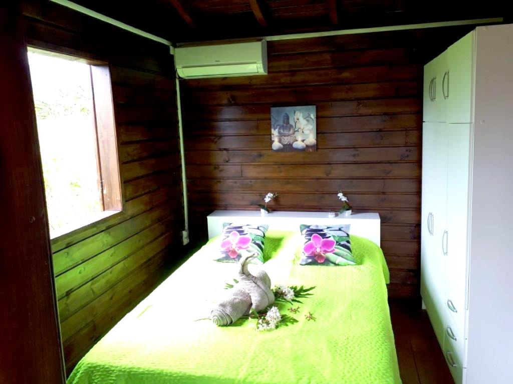 Bungalow d'une chambre avec piscine privee jardin clos et wifi a Capesterre Belle Eau