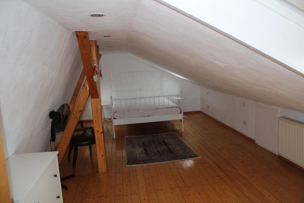 Ferienwohnung Nett - Wohnung - Geteilte Ebene