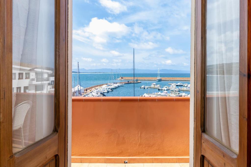 Casa Spiaggia Molo 4 a Isola Rossa - Rifugio vista mare