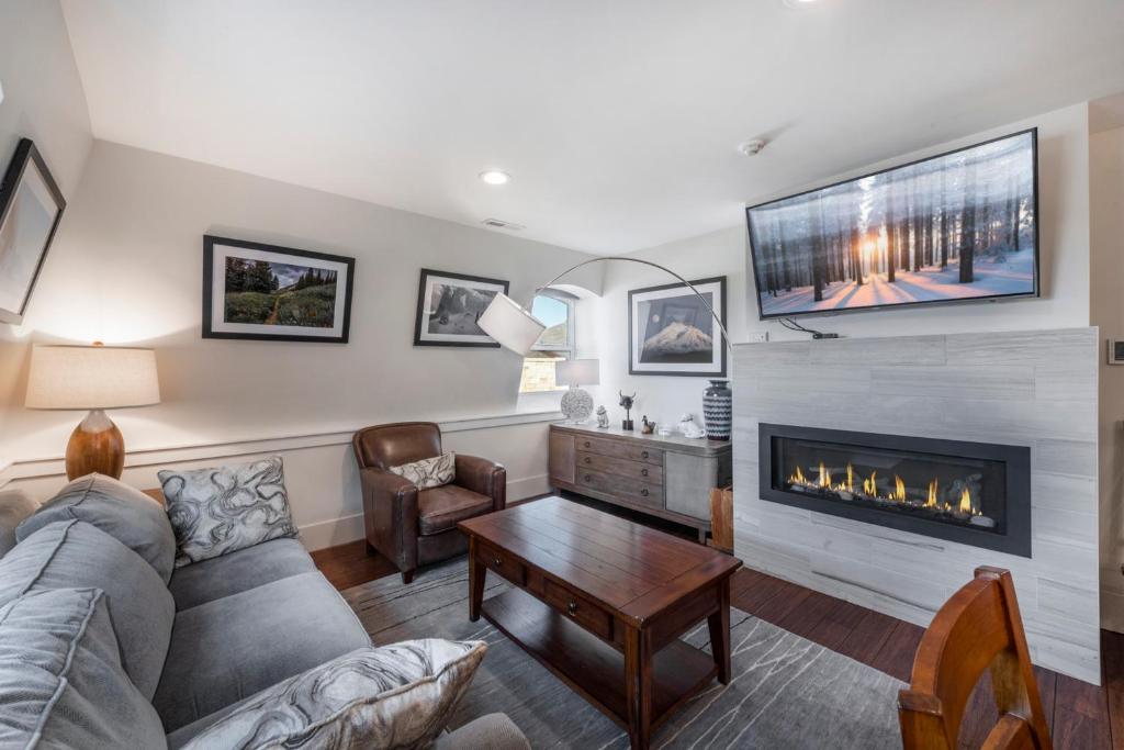 Stunning Top Floor 3 Bedroom Park City Base Steps to Everything Sleeps up to 11! - Housity