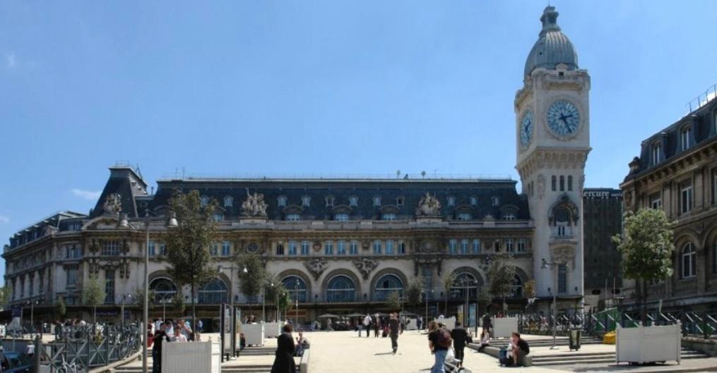Studio neuf entièrement équipé et bien situé.