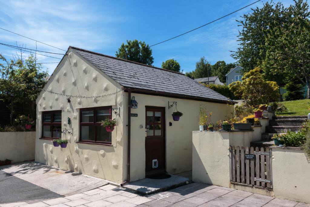 Knobbly Nook, whole property, gardens, parking, wifi, relaxing near Eden Project and coast - Housity