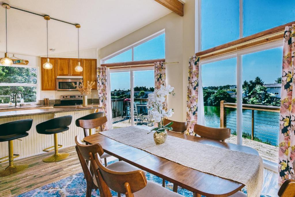 Cozy Lake View Home with Private Dock and Garage Parking - Housity