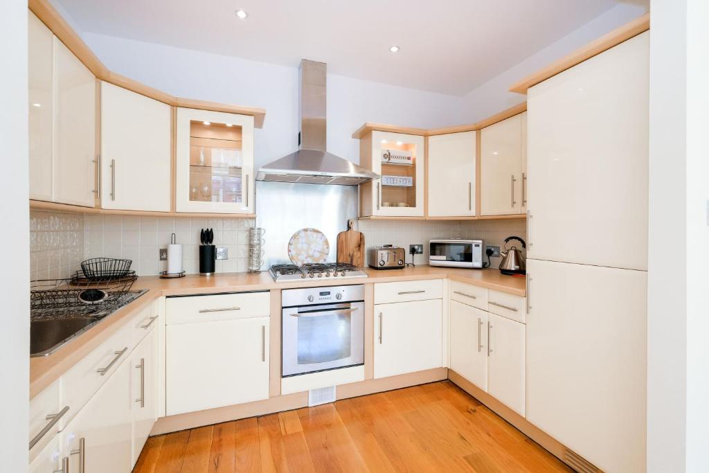 Lovely 2 bed flat in canal side gated development - İki Yatak Odalı Daire