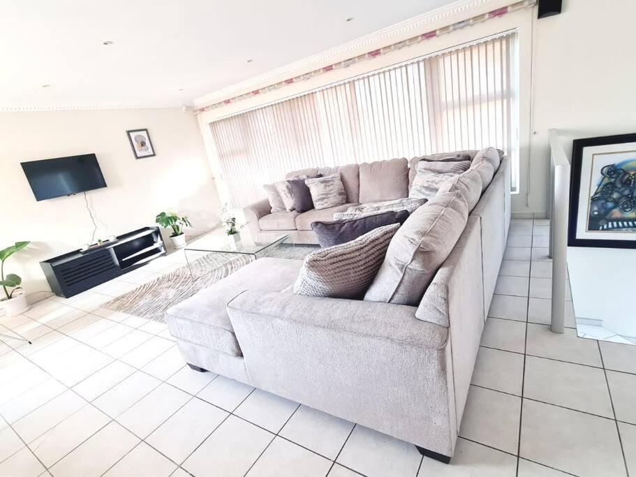 Luxurious Pvt Apartment ,Power backup, Jaccuzi & Pool - Housity