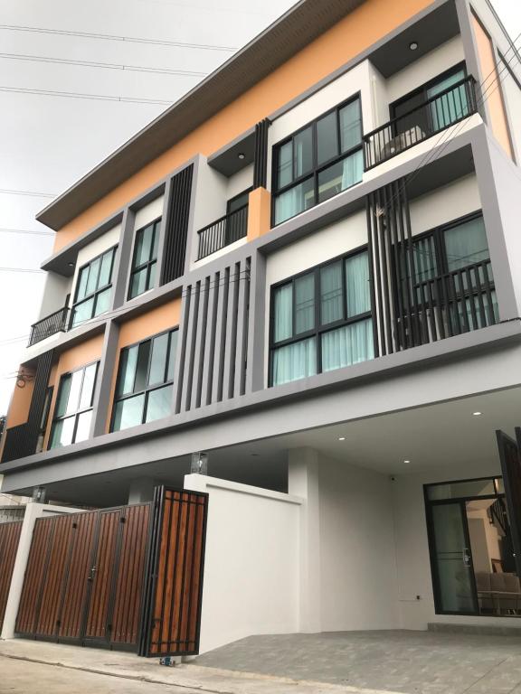 Brand new Townhouse in Huai Khwang W/ 4 king Beds - Housity