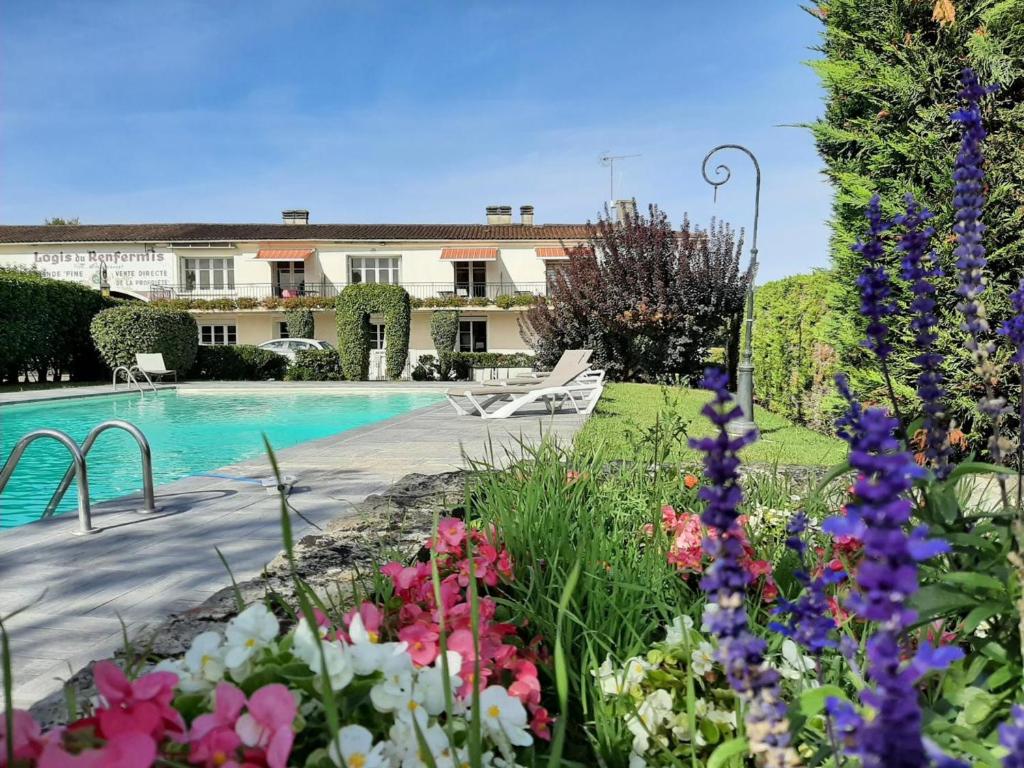 Gîte Saint-Même-les-Carrières, 3 pièces, 4 personnes - FR-1-653-37 - Housity