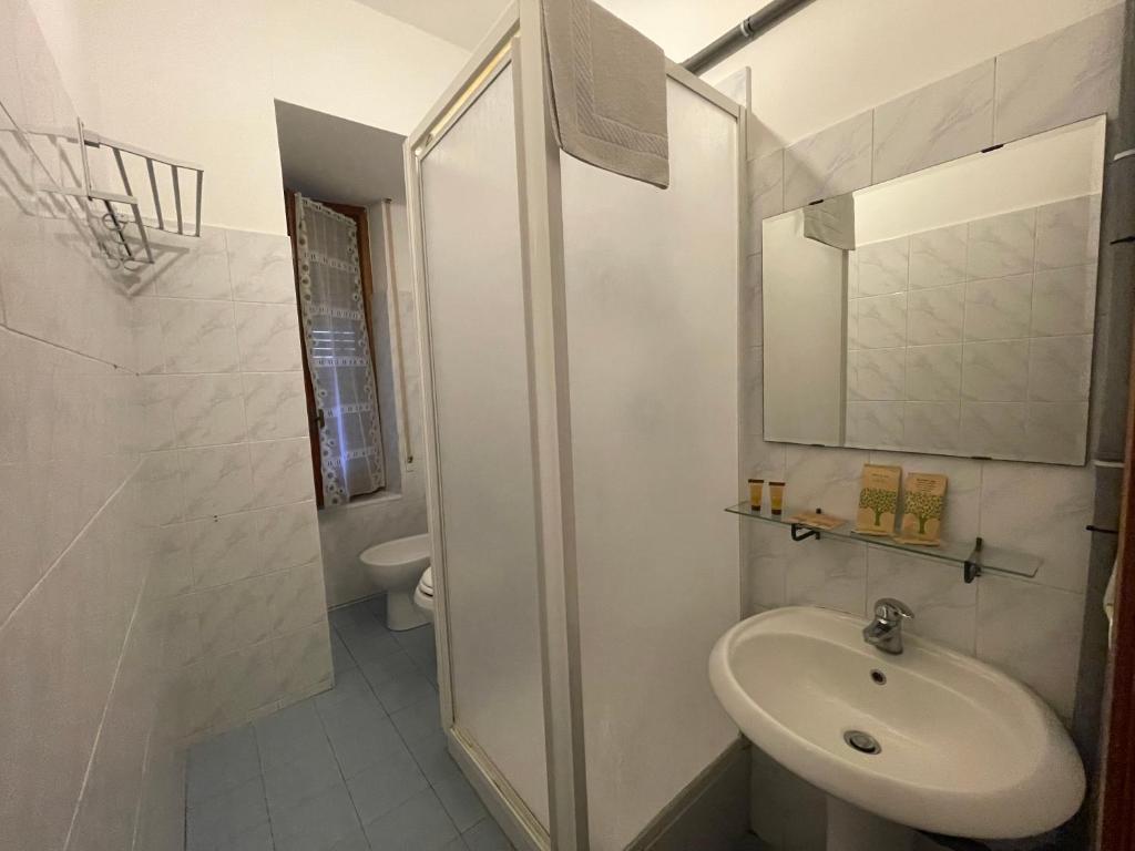 Cavour16 rent bedrooms - Triple Room With Private External Bathroom