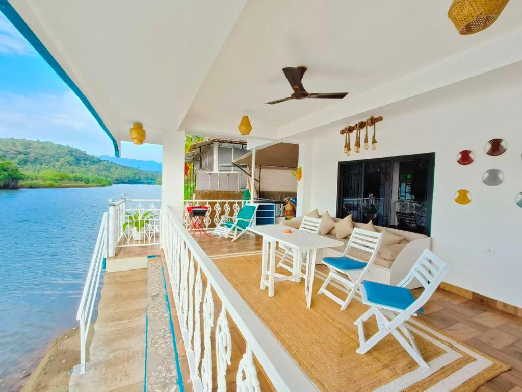 Riverside Villa in the midst of a rainforest