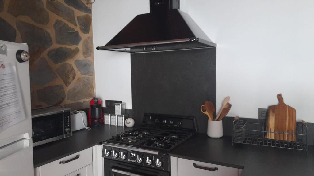 Aerogeneradores en una llanura de hierba, con un cielo azul.