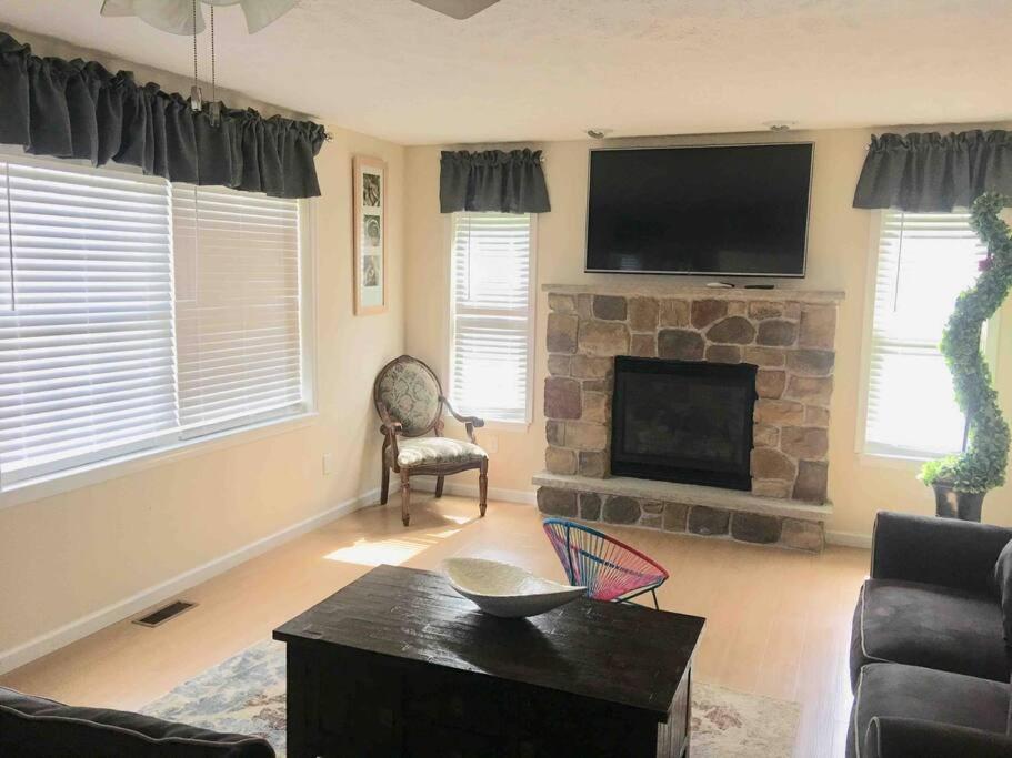 Cheerful home in the heart of Mt . Pocono