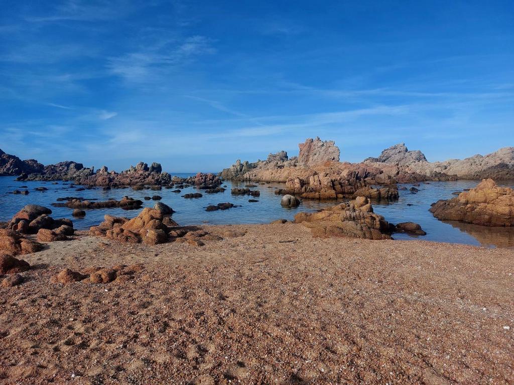 CasaRosa a Isola Rossa - Accogliente Oasi Vista Mare