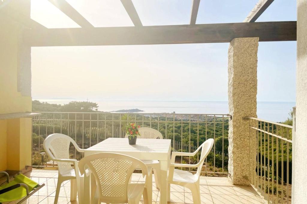 Appartamento a Isola Rossa - Vista Mare Vicino Spiaggia
