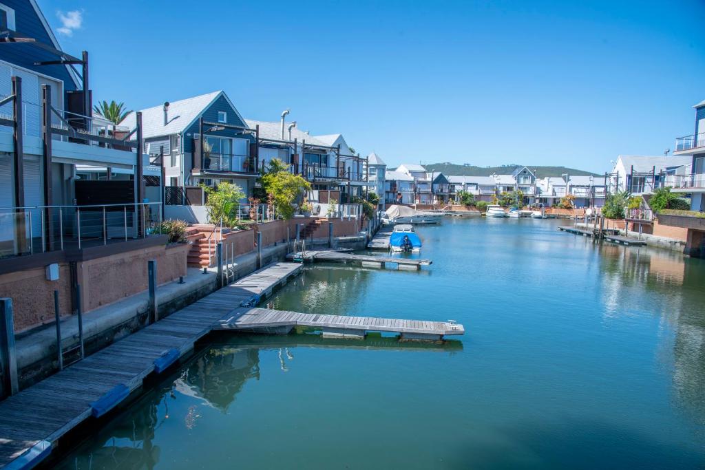 WATERFRONT 2 Bed Home with mooring at Knysna Quays - Image 38