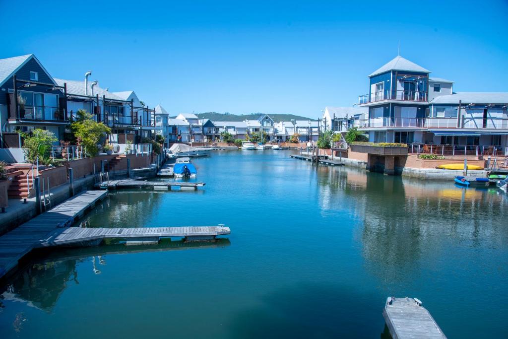 WATERFRONT 2 Bed Home with mooring at Knysna Quays - Image 39