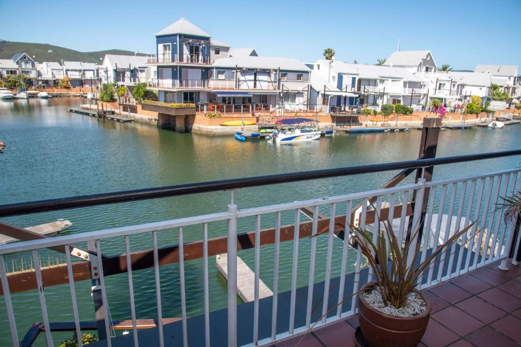 WATERFRONT 2 Bed Home with mooring at Knysna Quays - Image 29