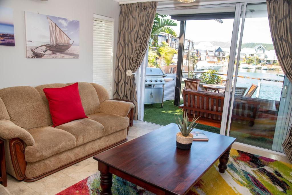 WATERFRONT 2 Bed Home with mooring at Knysna Quays - Image 14