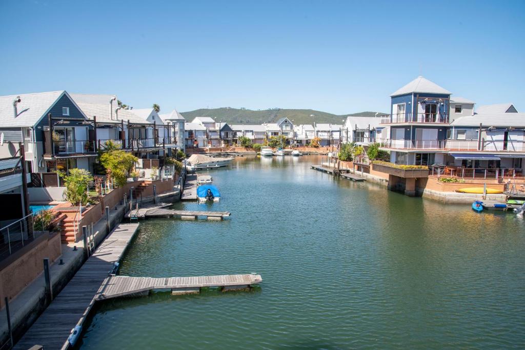 WATERFRONT 2 Bed Home with mooring at Knysna Quays - Image 43