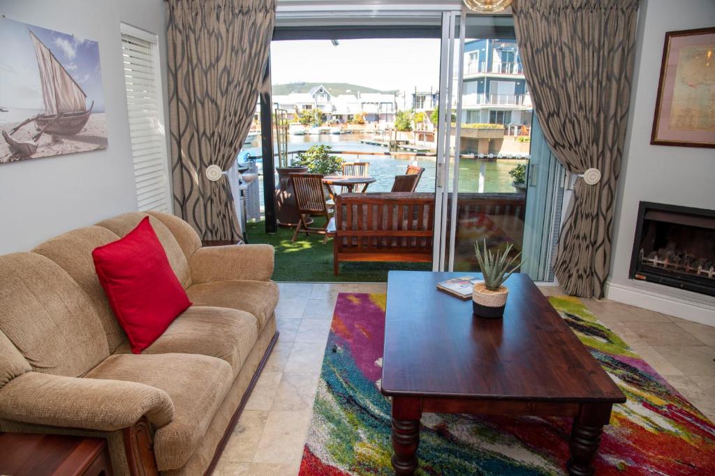 WATERFRONT 2 Bed Home with mooring at Knysna Quays - Image 21