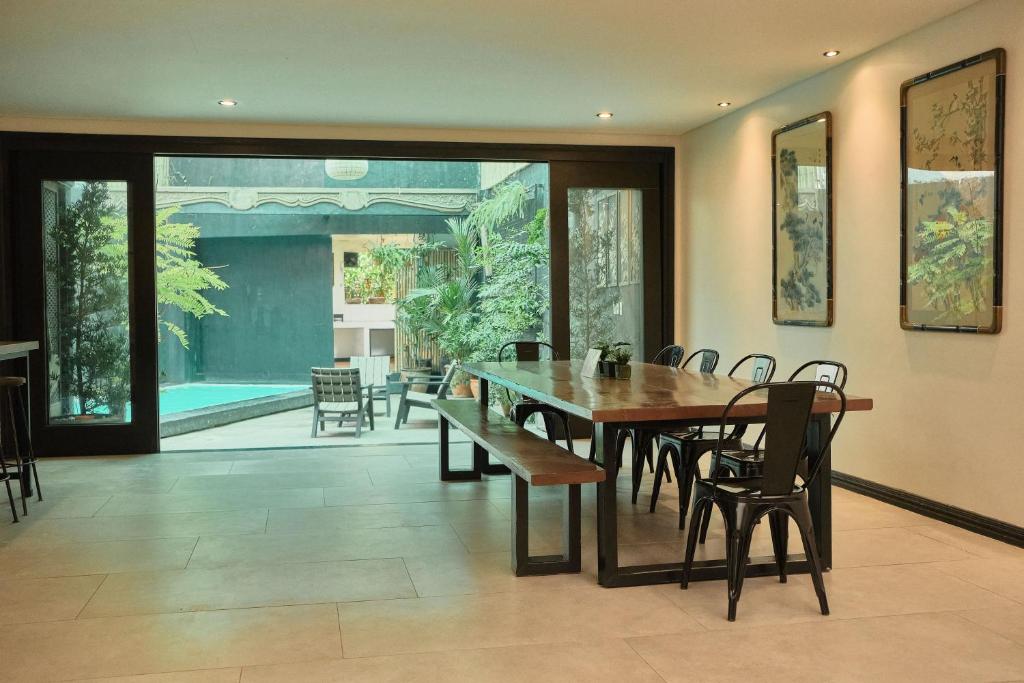 Tropical Poolhouse QC - Appartement Trois Chambres