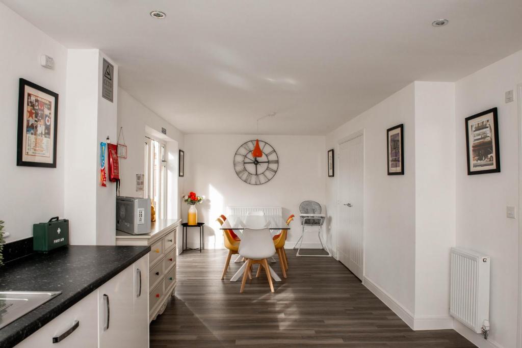 Spacious & Stylish 4-Bed House with Hot Tub in Prime Location - Casa De Cuatro Dormitorios