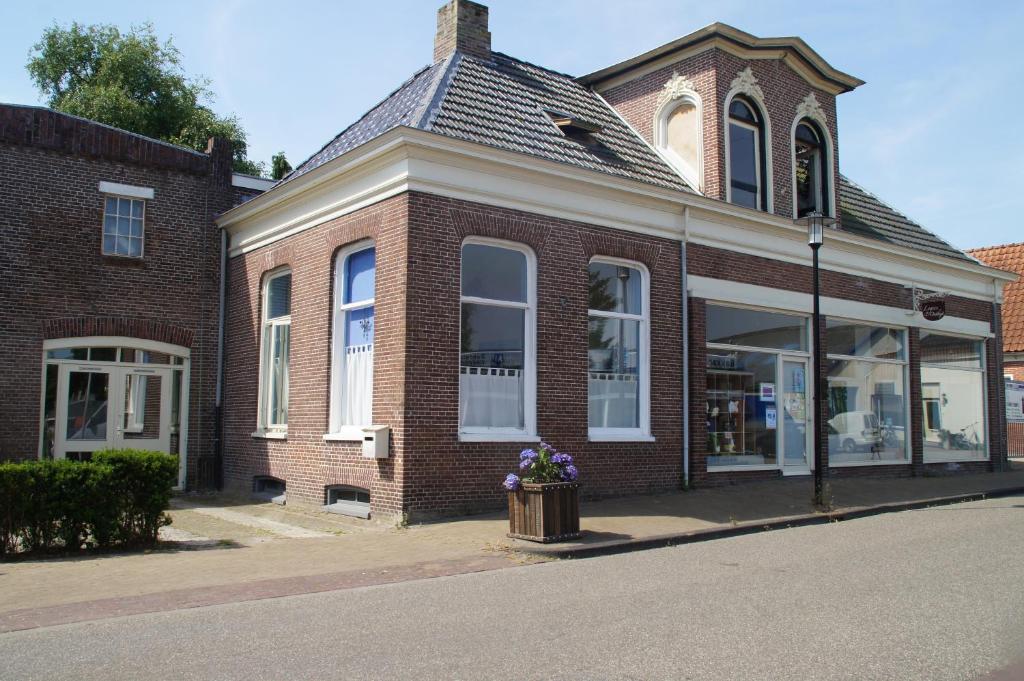 Bij De Kunstenaars
