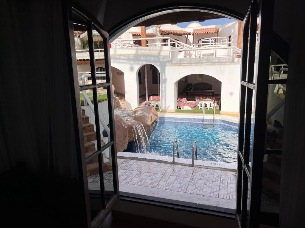 Sanafir Hotel - El Pacha Suites Sharm - Adults Only - مُطر مُو_ مع مجلد