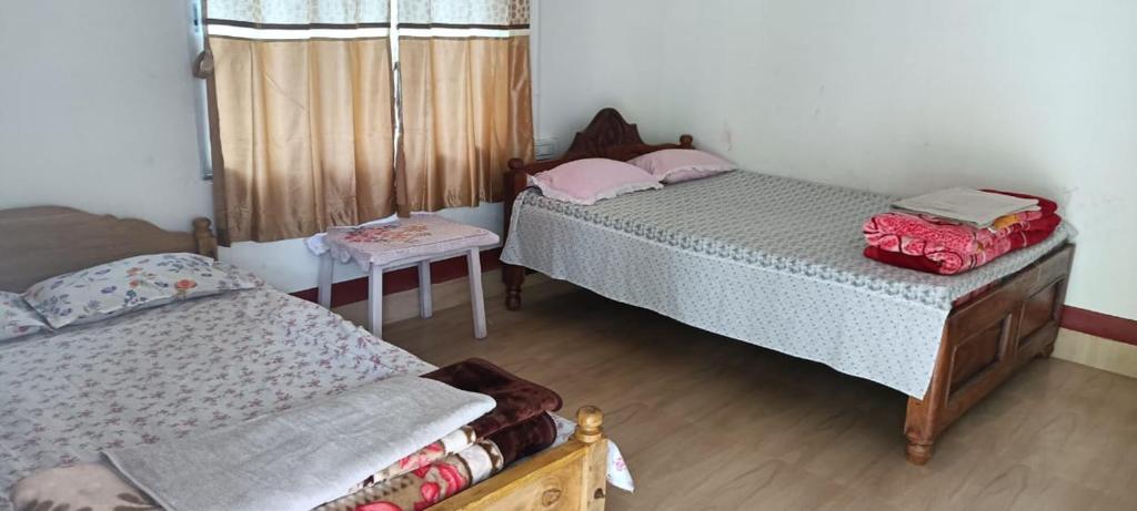 Sultan Tit - Housity