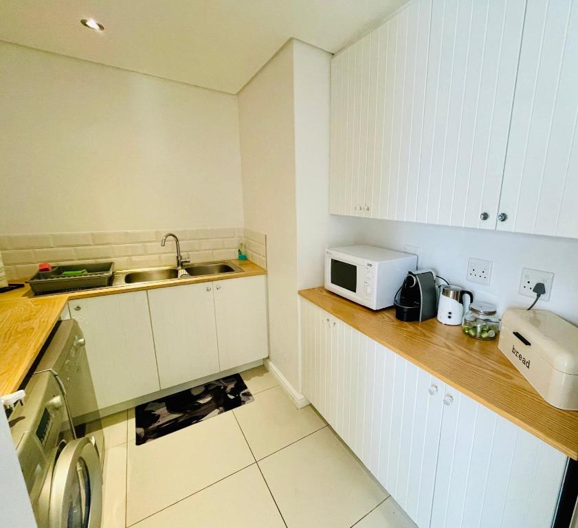 Hill Sea-View Apartment - Image 39