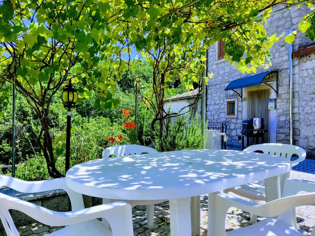 Casa rustica con terrazza e barbecue