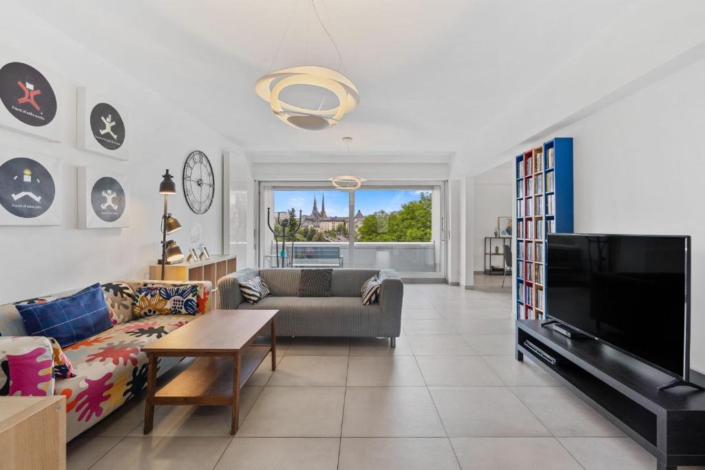 Central Lux 2BR Apt with City Views & Balcony - Apartamento