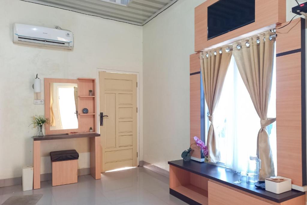 Fasilitas di kamar penginapan di hotel murah AroeL Homestay Mitra Reddoorz Jambi.