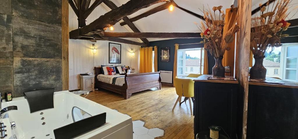 Suite Penthouse Romantique avec Jacuzzi, Confolens, Charente - Hizvo