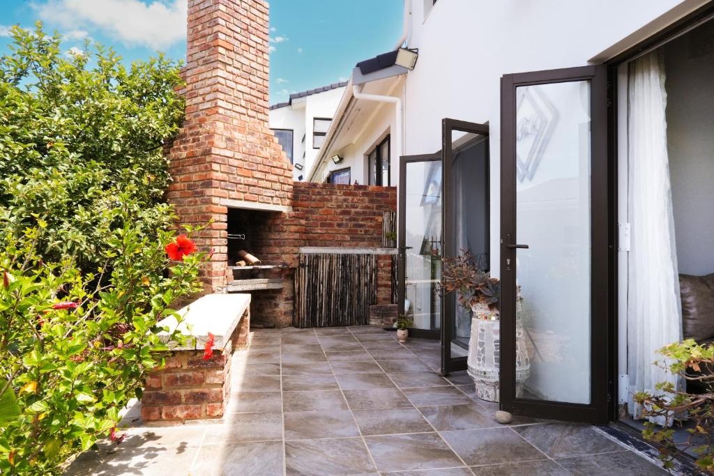 3-Bedroom Charming Coastal Retreat in Plettenberg Bay - Image 11