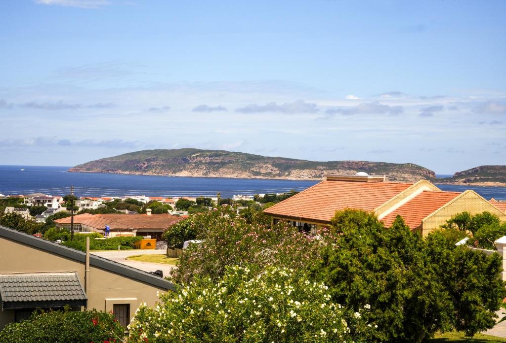 3-Bedroom Charming Coastal Retreat in Plettenberg Bay - Image 18