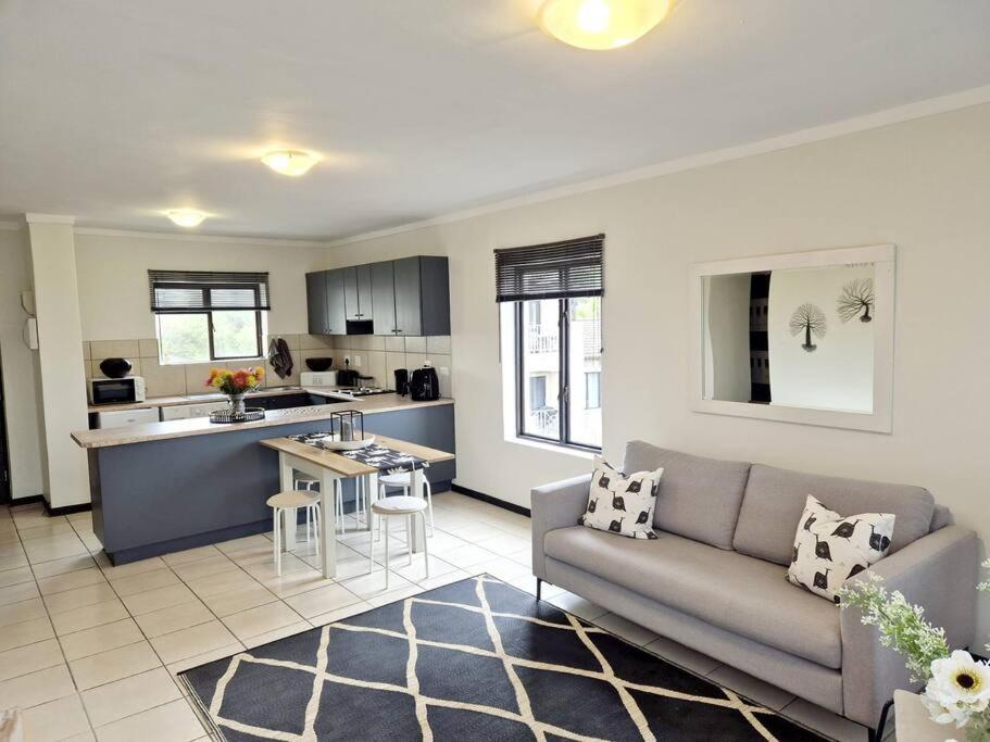 Bright and Sunny 2 Bedroom Flat - Image 5