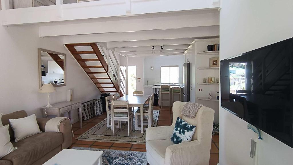 The River Club Loft - 6 sleeper, Swimming Pool, 2 min to Robberg Beach - Image 22